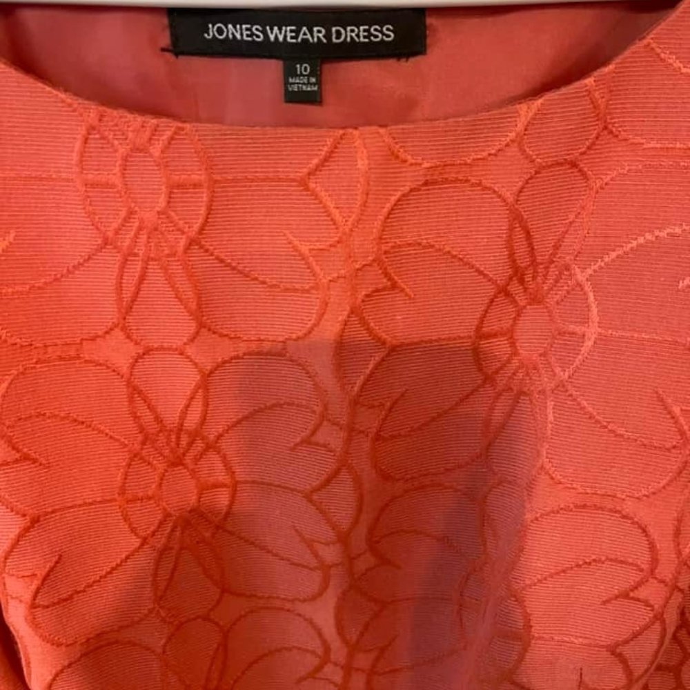 JONES WEAR DRESS..  sz. 10..   PEACH --- LIKE NEW..